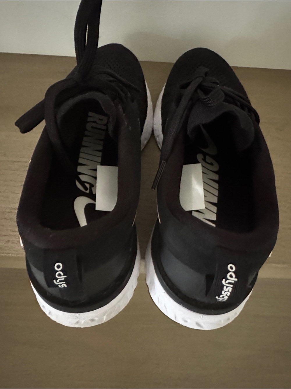 Nike Women’s Epic React Flyknit 2 Black and White with Swoosh - Picture 6 of 7
